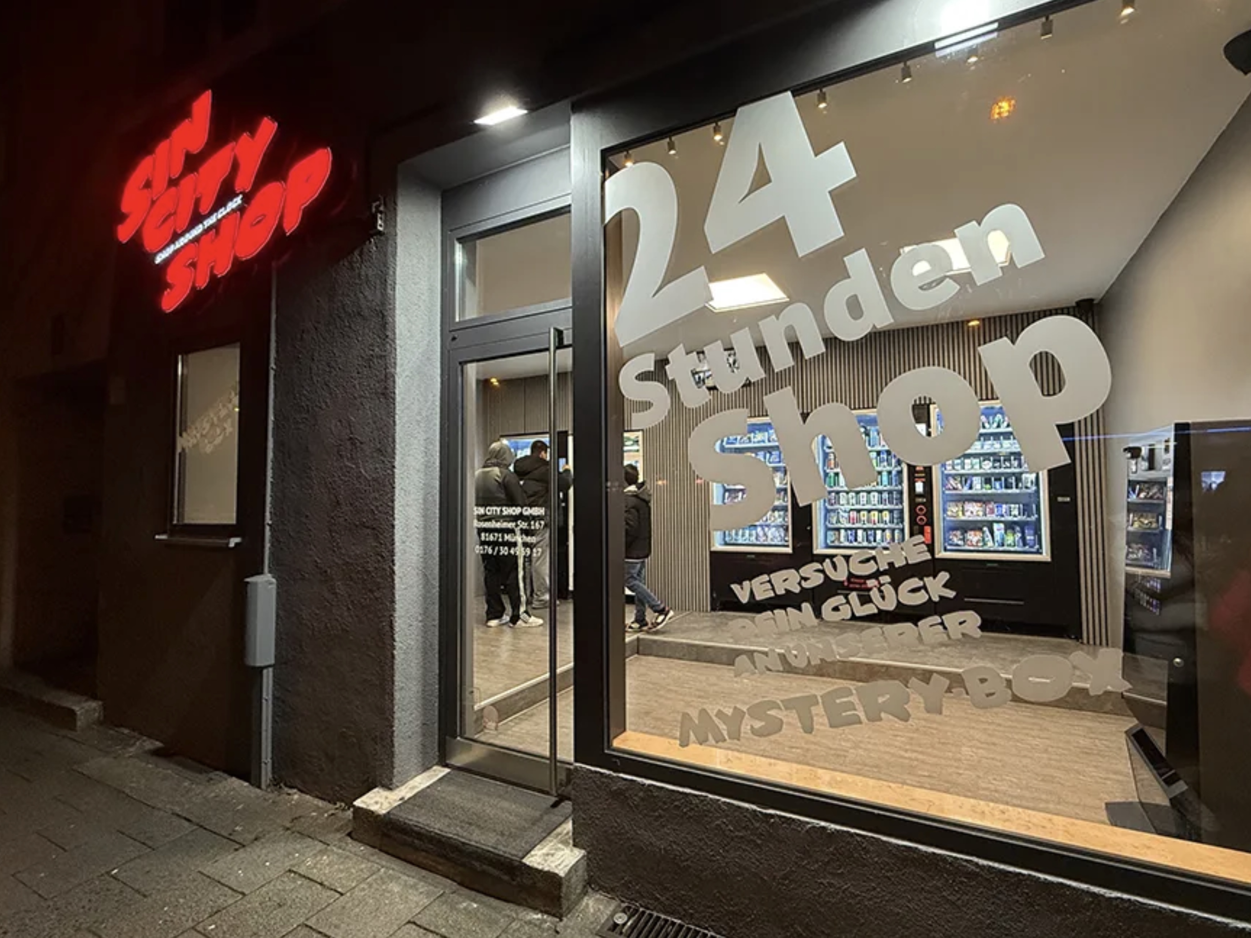 Sin City Shop Außenansicht bei Nacht